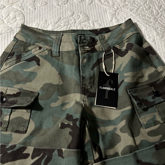 NWOT Women's Camouflage Jean Shorts SZ‎ S (Waist 26) - Picture 2 of 3